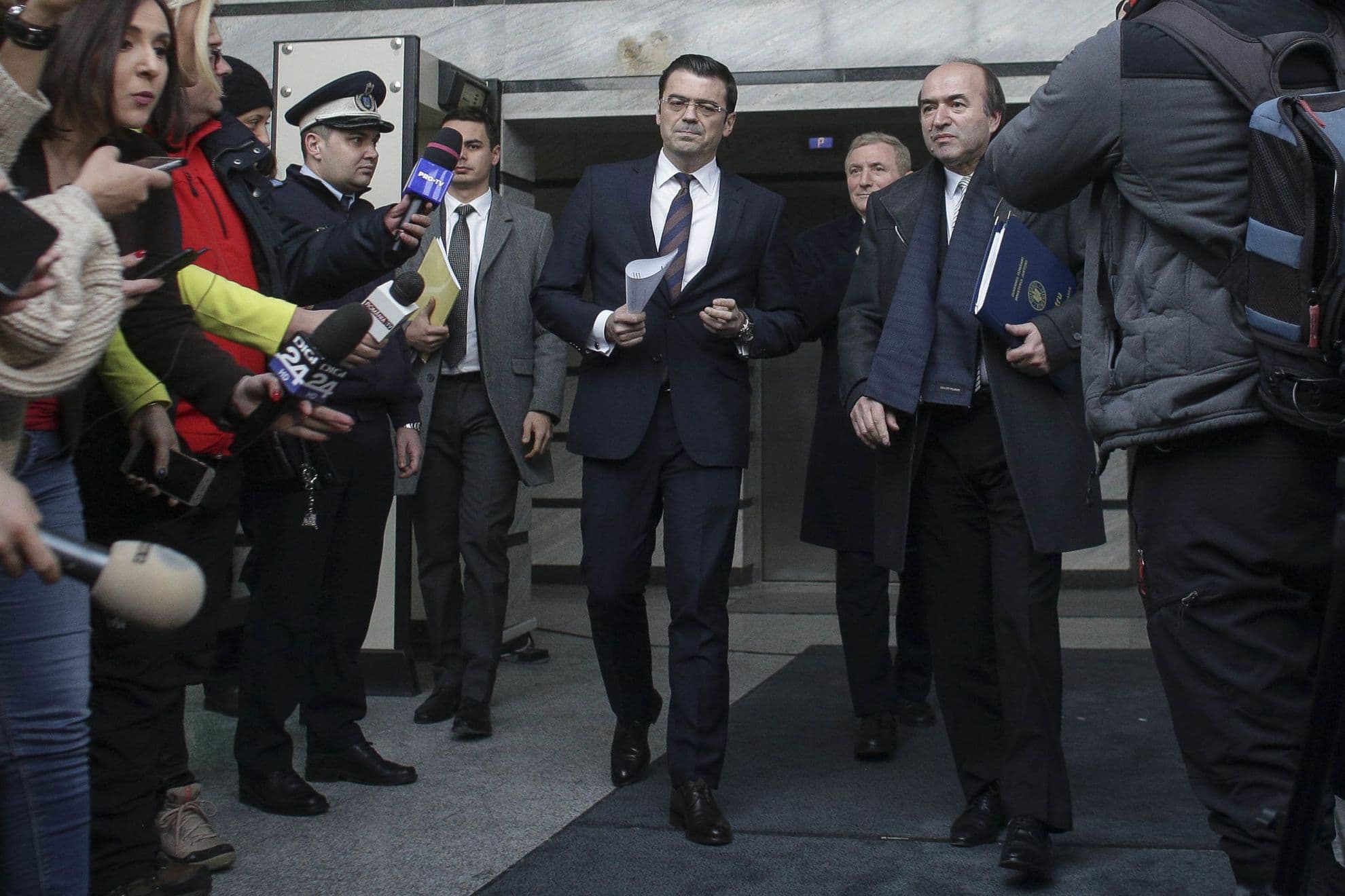 Doctorul în drept Codruț Olaru și coordonatorul său de doctorat, Tudorel Toader, care a revenit în funcția de rector în aprilie 2019. FOTO: Inquam Photos / Octav Ganea