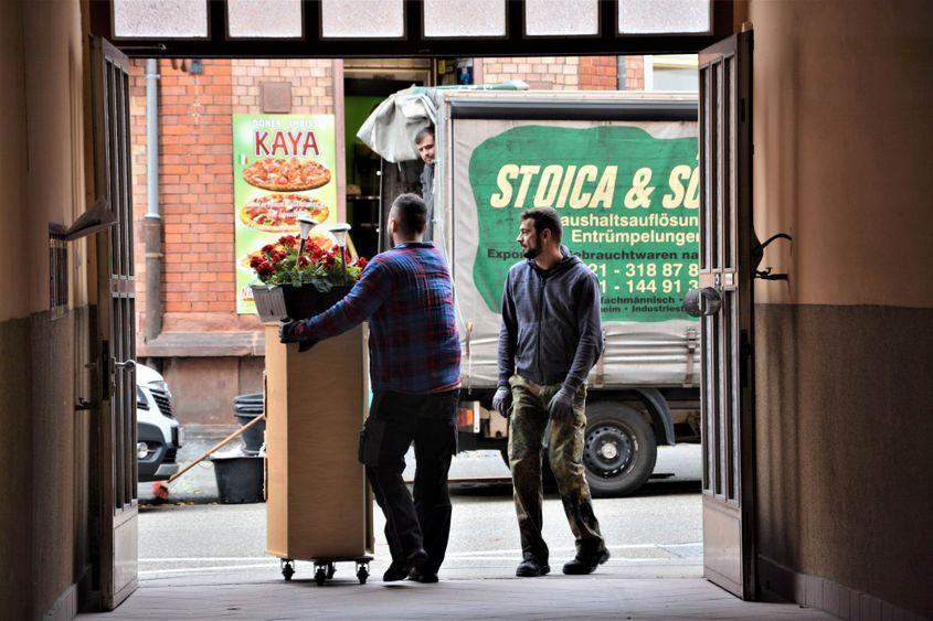 Din unele case se ia totul, până și scobitorile.