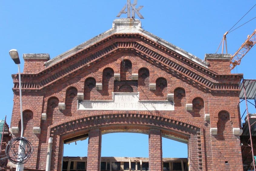 Multe spații postindustriale au rămas în picioare doar din întâmplare. Așa arăta fosta Bursă a Mărfurilor în 2007. Foto: Lucian Muntean