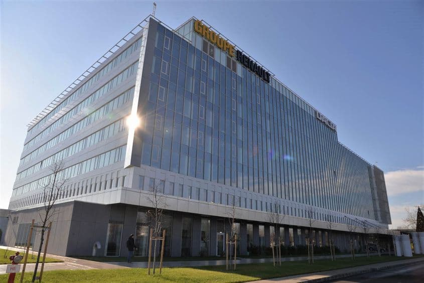 Unii dintre angajații grupului Renault din România pot lucra de acasă, pentru a reduce riscurile îmbolnăvirii. Foto: Lucian Muntean