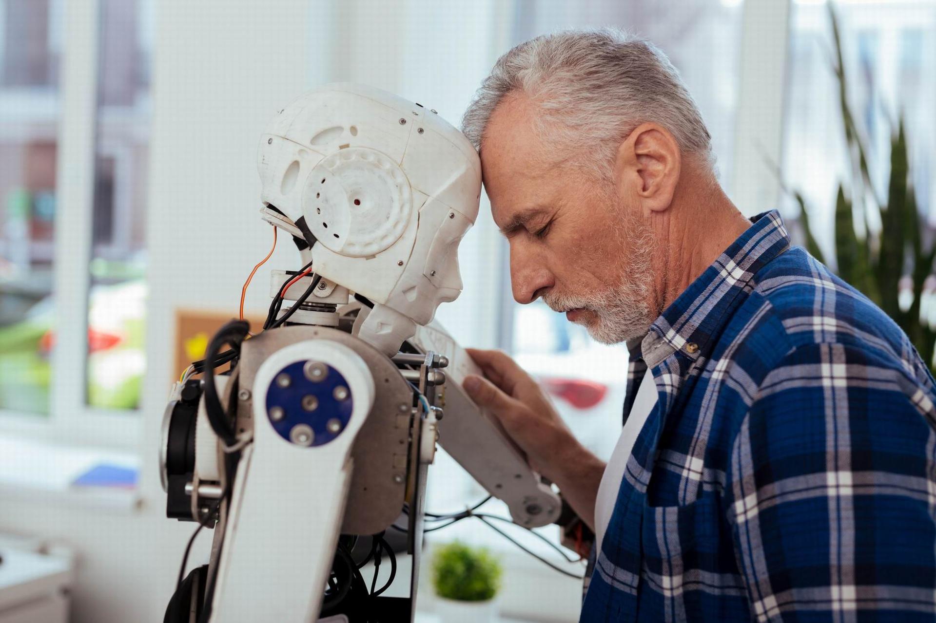Roboții sociali vor avea un rol tot mai mare în îngrijirea seniorilor, ne spun experții. Foto: Dmytro Zinkevych / Dreamstime.com