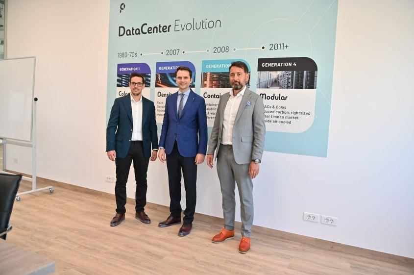 În calitate de ministru al Digitalizării, Sebastian Burduja (centru) a vizitat centrul de date de la Mischii, unde s-a întâlnit cu Cosmin Georgescu, CEO Cluster Power (dreapta) și Vladimir Ester, CTO Cluster Power (stanga). Foto: ANC