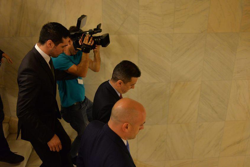Sorin Grindeanu părăsește lucrările Camerelor reunite ale Parlamentului.