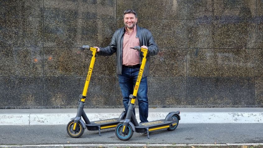 Deși a pornit la drum cu flote de taxiuri, Alexandru Dumitru vrea ca foarte curând orașele mari din România să fie împânzite de trotinete Smarty App, inclusiv din flote ale unor investitori privați, pe care le va include într-un sistem special de închiriere