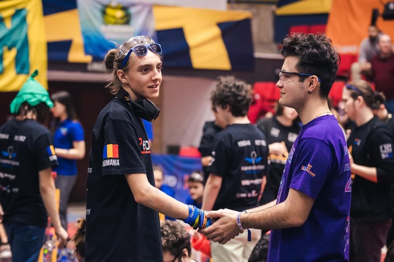 Alex Radu (dreapta) la o competiție de robotică. Foto: arhiva personală