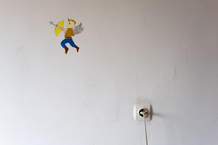 Fiul cel mare al Angelei a desenat pe pereții unui dormitor îngerași, colorați cam ca Micul Prinț.