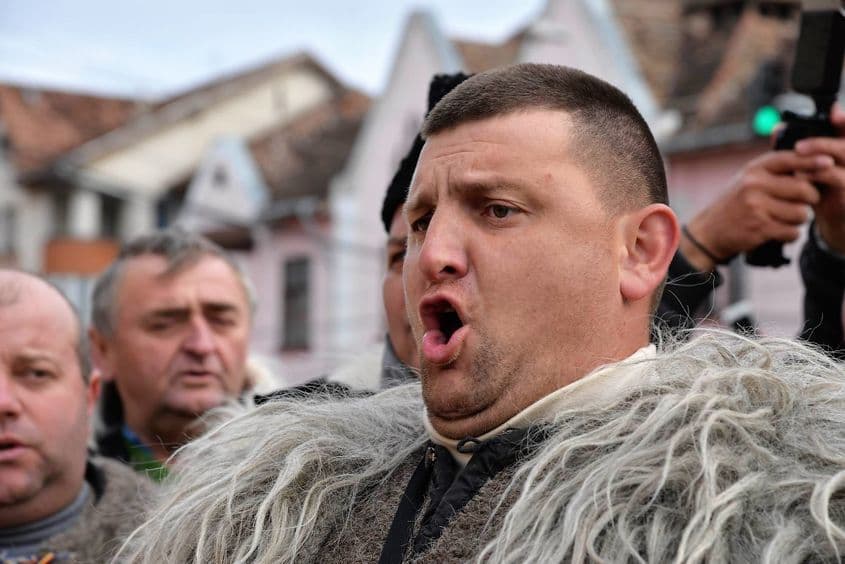 Când moroșenii cântă „Deșteaptă-te, române!”, chiar se trezesc toți.