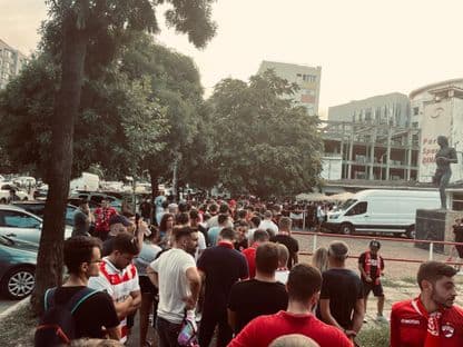 Paradoxul românesc: Centrele de vaccinare sunt goale, mii de oameni stau la coadă pentru testare la meci. De ce nu se vaccinează suporterii? Cazul Dinamo