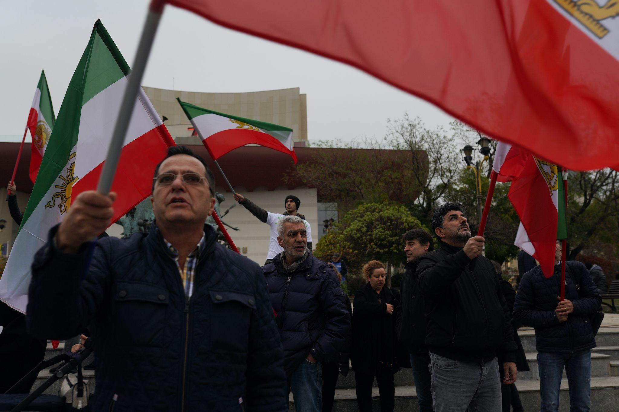 Membrii comunității iraniene din București au dorit să aducă în atenția opiniei publice ce se întâmplă zi de zi în Iran, acolo unde protestele continuă în marile orașe ale țării, în ciuda represiunii dure din partea autorităților. Iranienii se simt singuri, izolați și lipsiți de același sprijin din partea comunității internaționale de care beneficiază, spre exemplu, Ucraina