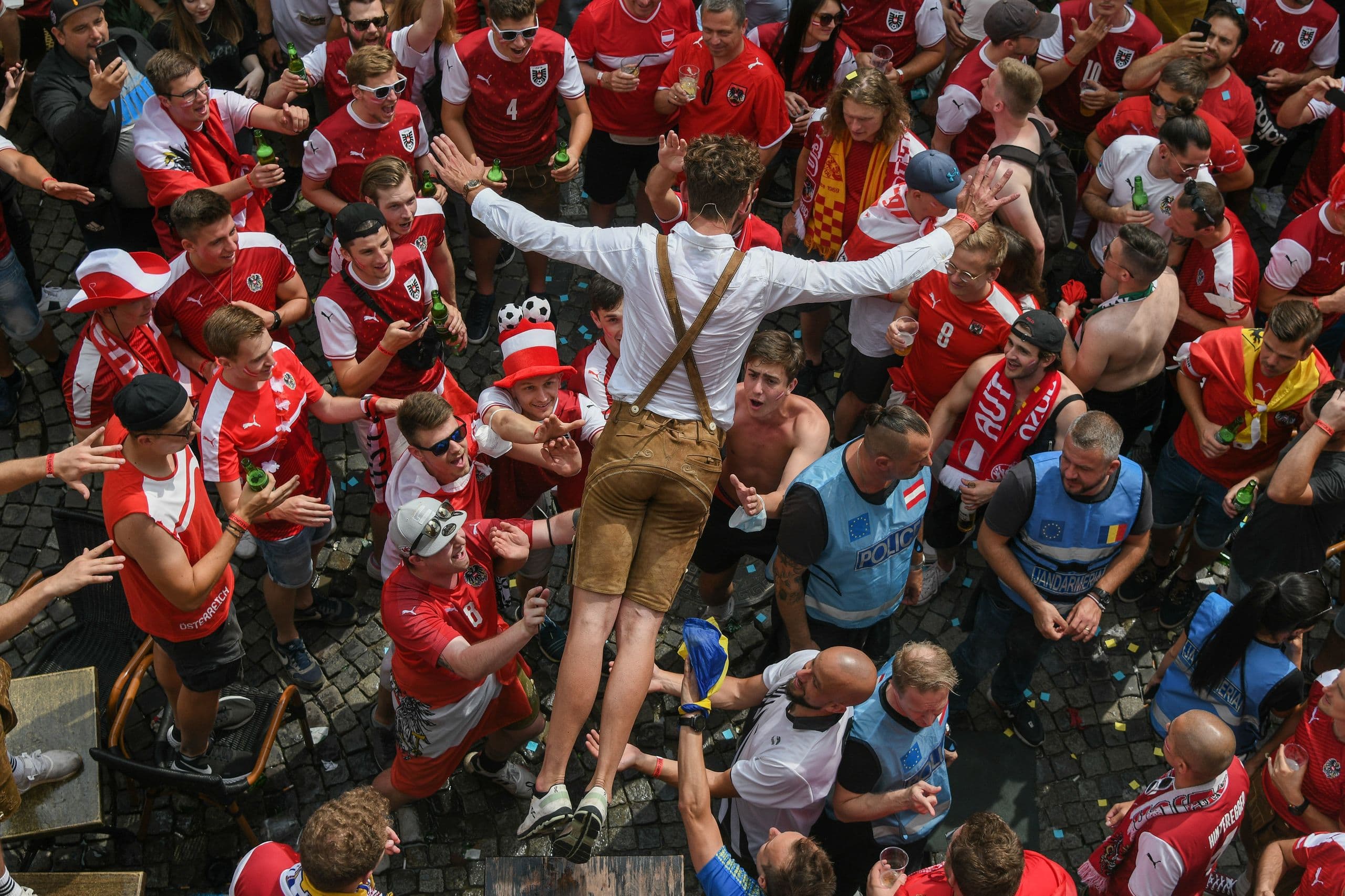 Suporteri austrieci si ucraienieni sarbatoresc in Centrul Vechi inaintea partidei de fotbal din cadrul grupei C a UEFA EURO 2020, disputata la Bucuresti, pe Arena Nationala, 21 iunie 2021. Inquam Photos / Alberto Groșescu