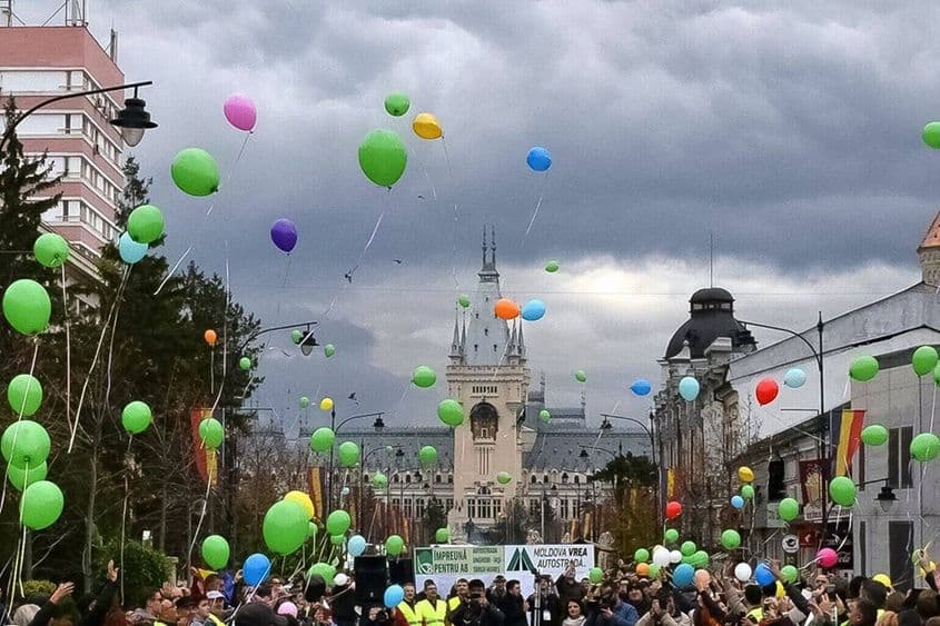 În 4 noiembrie, 2017, moldovenii au organizat un lanț uman pentru a cere autostradă.