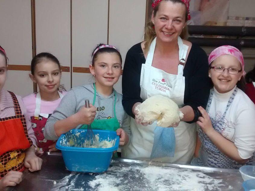 Marta Pozsonyi (40 de ani) la unul dintre atelierele sale de gastronomie. Foto: Arhiva personală