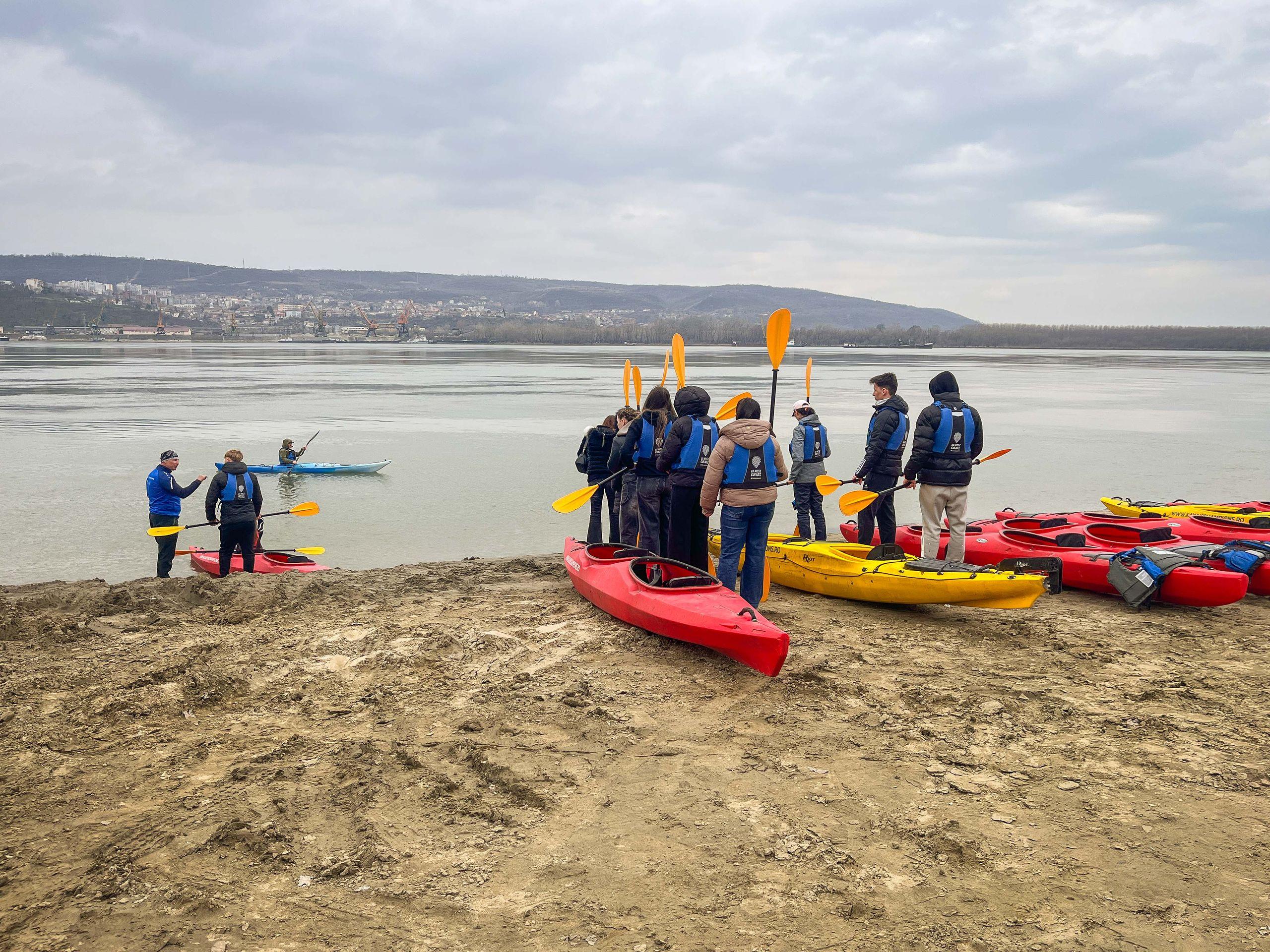 Plimbare cu caiacele pe Dunăre. Foto: Cristina Foarfă