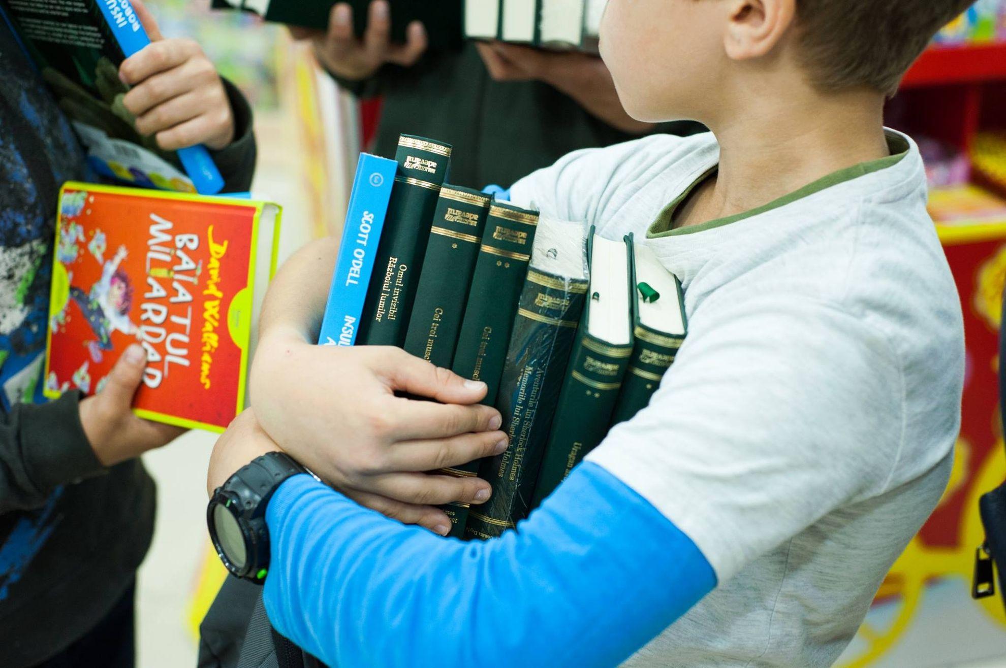 Elevii liceelor din Tiraspol, Bender, Comrat în vizită la librărie în cadrul proiectului Cultura Bus, în 2018. Foto arhiva ARBOR.
