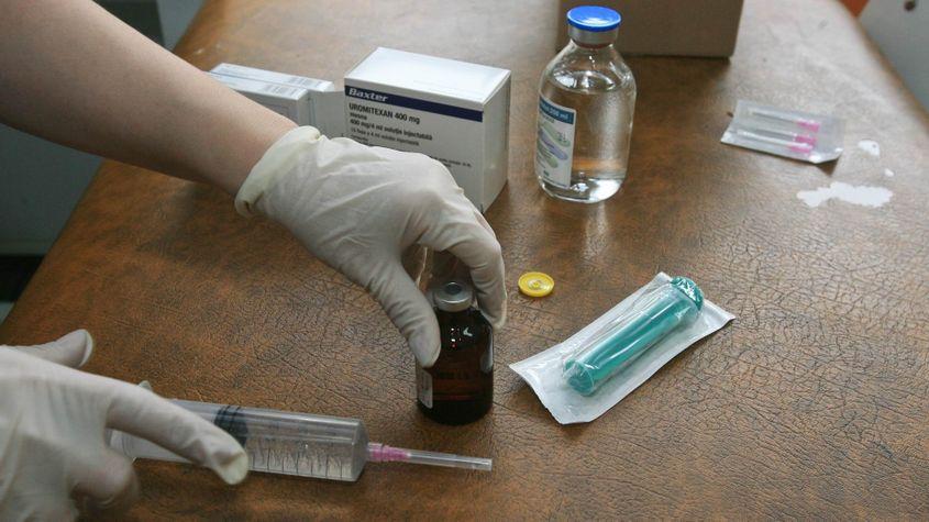 O asistentă medicala pregătește medicamentele citostatice pentru tratamentul cancerului la Institutul Oncologic Fundeni din București. (Lucian Muntean/Adevarul)