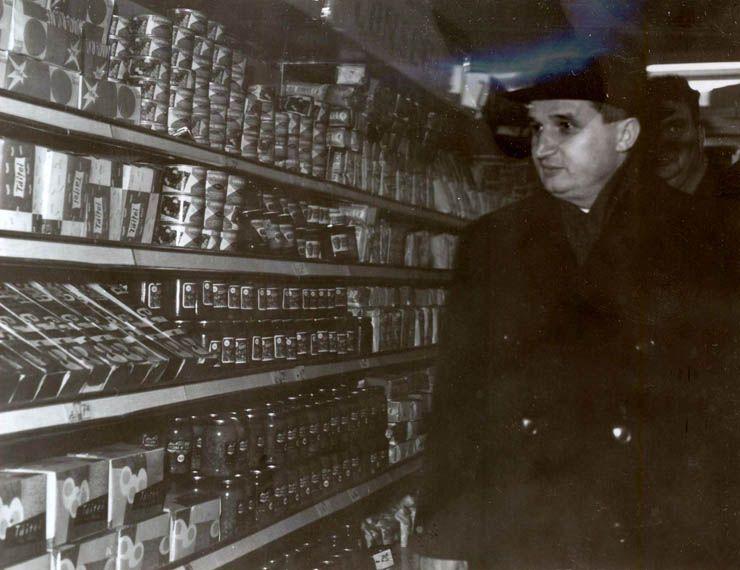 Nicolae Ceaușescu inaugurează o autoservire din cartierul „București”, în februarie 1965. Sursa: Fototeca online a comunismului românesc