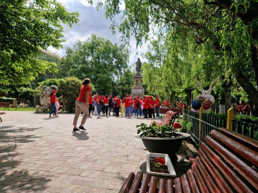 Femeile s-au întâlnit în parcul din fața Primăriei Voluntari, între doi iepuri de Paști. Foto: Răzvan Filip