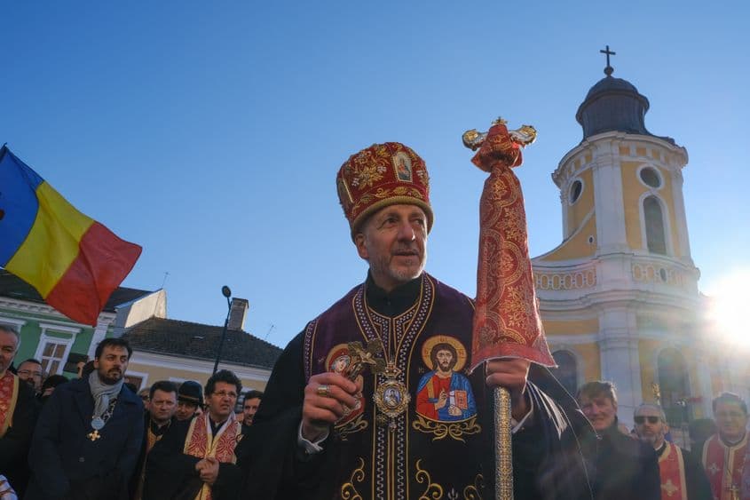 Episcopul Florentin Crihălmeanu, în fața Catedralei greco-catolice „Schimbarea la Față” din centrul Clujului. Foto: Raul Ștef / Inquam Photos