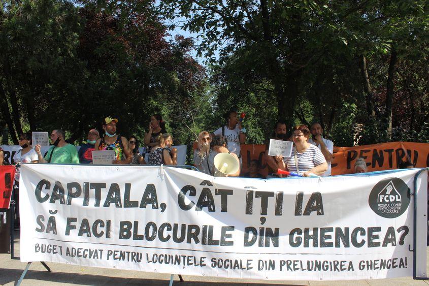 Unul din nenumăratele proteste pentru finalizarea construcției de locuințe sociale din cartierul Ghencea, care au avut loc în fața Primăriei Municipiului, în iunie 2021. Foto: Frontul Comun pentru Dreptul la Locuire