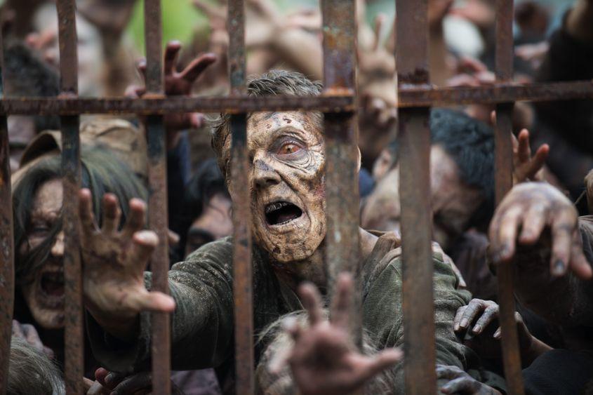 Începând cu sezonul 3, echipa de la machiaj şi efecte speciale a folosit tonuri mai închise pentru „walkers”, din dorinţa de a indica faptul că putrefacţia lor a avansat.