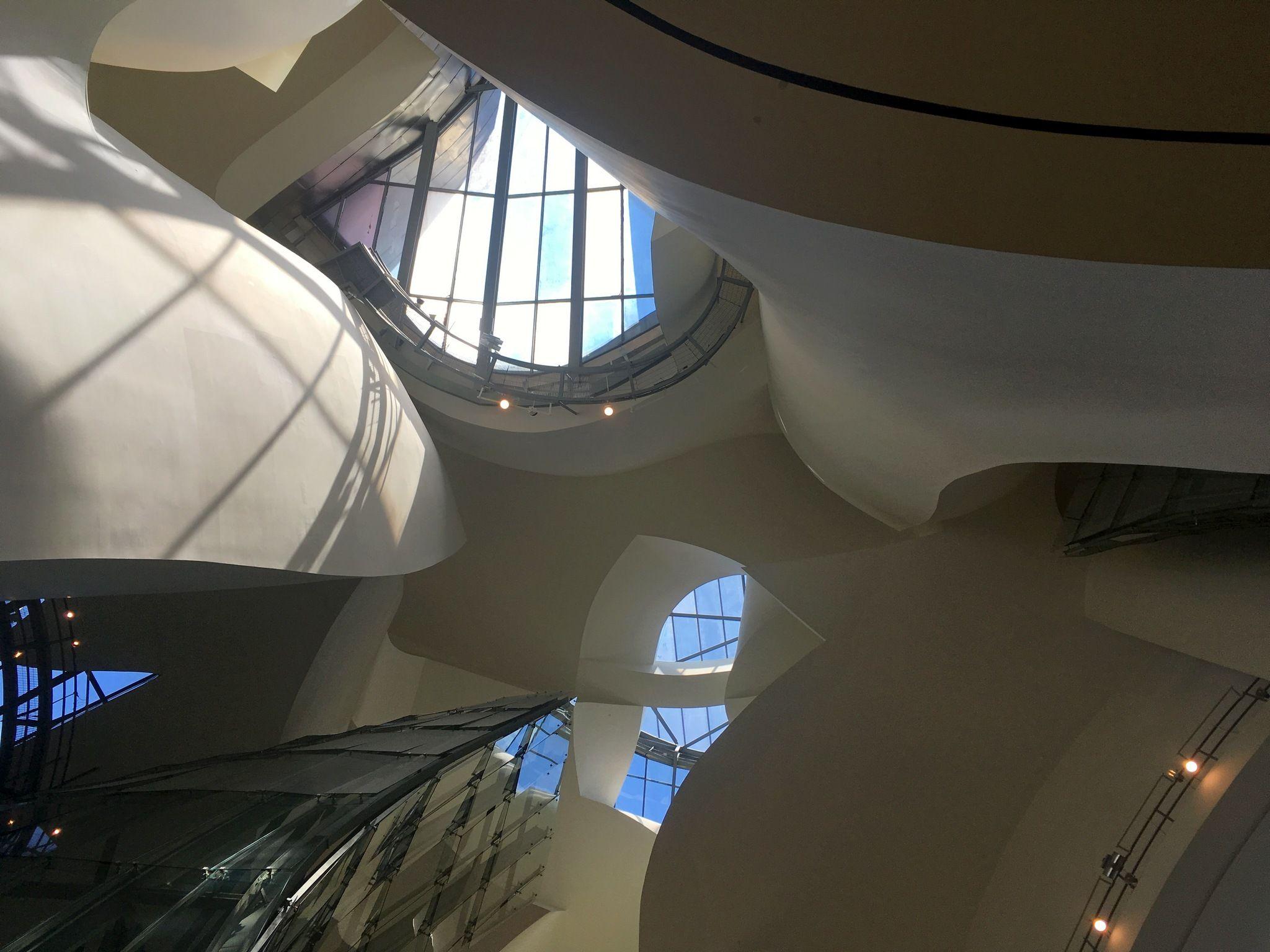 Vedere din atrium, chiar la intrarea principală în muzeu