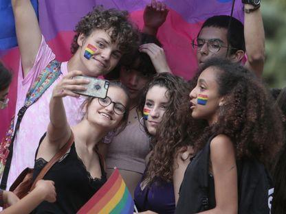 Cum blochează religia și partidele extremiste drepturile LGBTQIA+ în România. Florin Buhuceanu, director ACCEPT: „Existența noastră a fost demonizată de decenii prin intermediul Bisericii Ortodoxe”