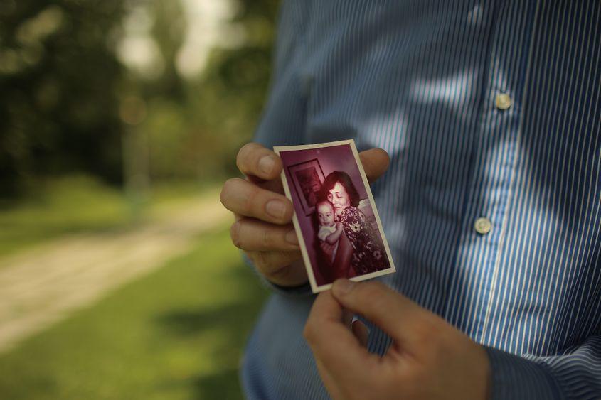 Tudor, un alt participant la proiect. În fotografie sunt el și mama lui. Fotografia din 2019 a fost făcută pe aleea unde el a cunoscut-o pe mama lui, atunci când ea a fost eliberată din închisoare, după ce fusese ținută într-un arest preventiv mai bine de 1 an pentru avorturi ilegale. Tudor nu are nicio amintire cu mama lui dinainte să o ridice comuniștii, pentru că era prea mic. Foto: Adrian Câtu (Documentaria.ro)