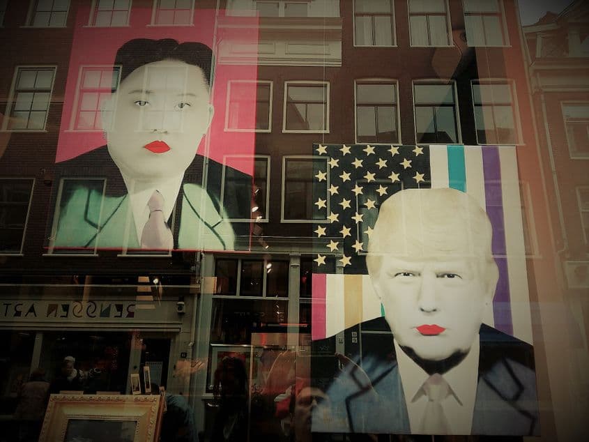 Portretele liderilor Kim Jong Un și Donald Trump expuse în vitrina unei galerii din Amsterdam, Olanda Foto Lucian Muntean