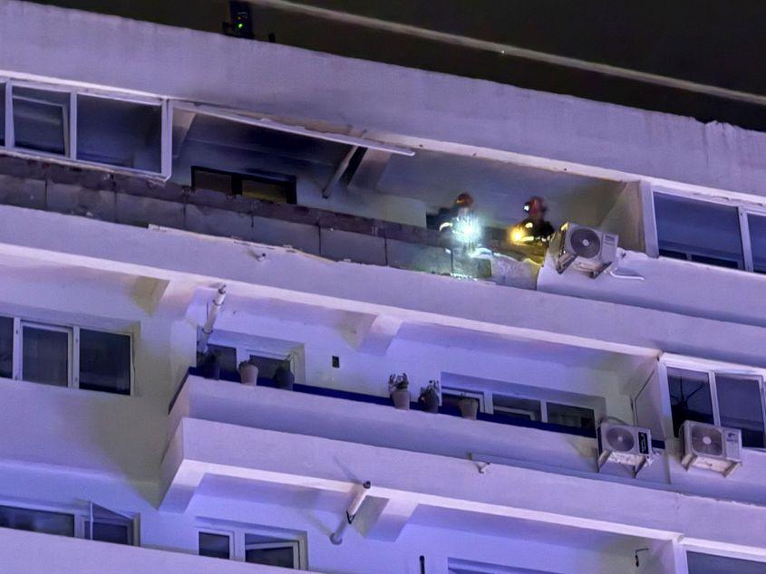 Pompieri si forte de ordine intervin dupa ce un bloc de locuinte din Galati a fost lovit de o drona, 29 mai 2026. Inquam Photos