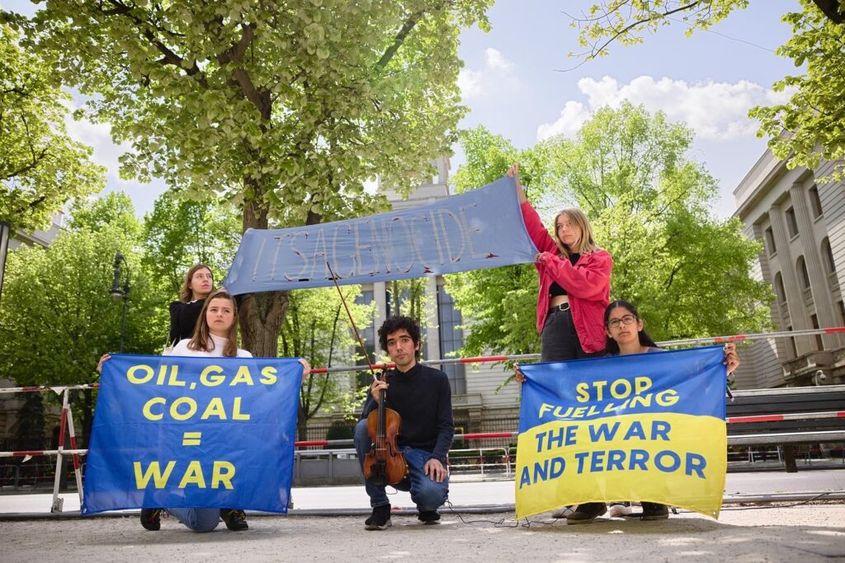 La un protest în fața Ambasadei Rusiei din Berlin, Arșak a cântat la vioară o melodie despre genocidul armean. Foto: Lukas Startmann