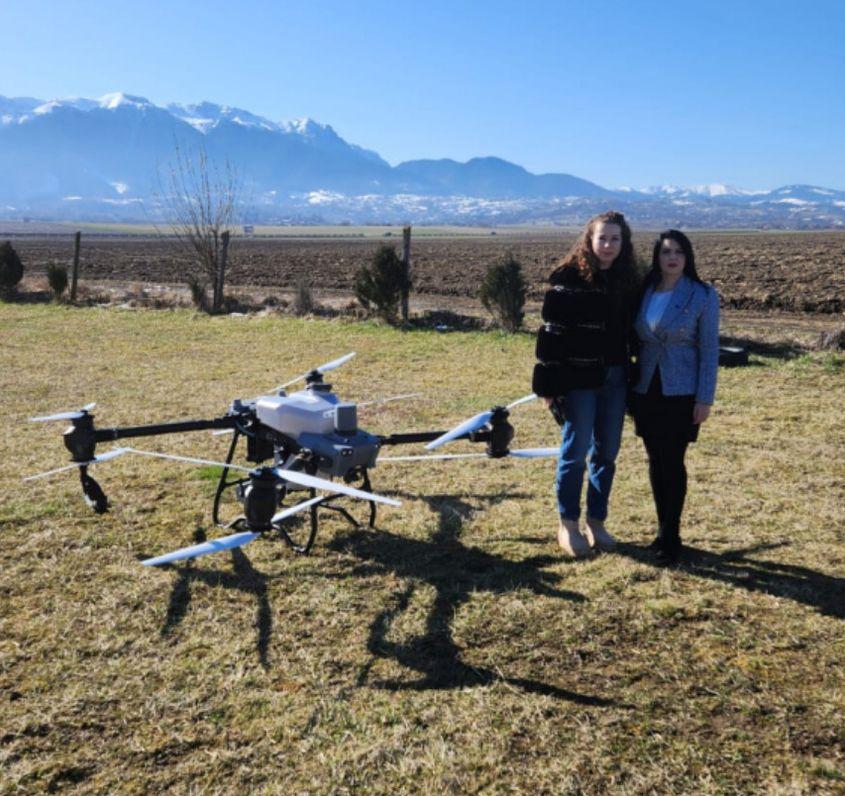 Ioana Păiuș (drepata) și Andreea Codruța Nicoară (stânga). Sursă foto: intelldrones.ro