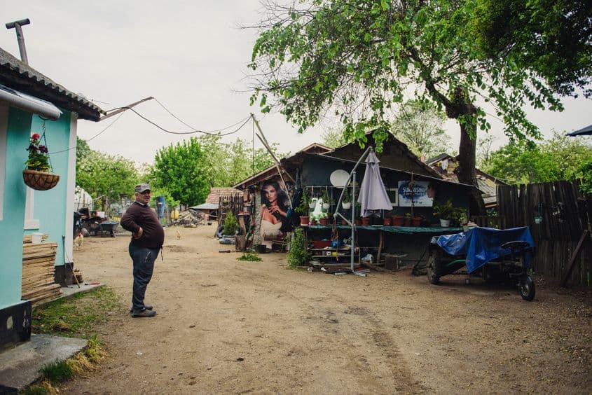 Vicu (48 de ani), ne poftește în curtea pe care o găsești doar dacă te abați de la șoseaua principală. Foto: Ioana Epure.