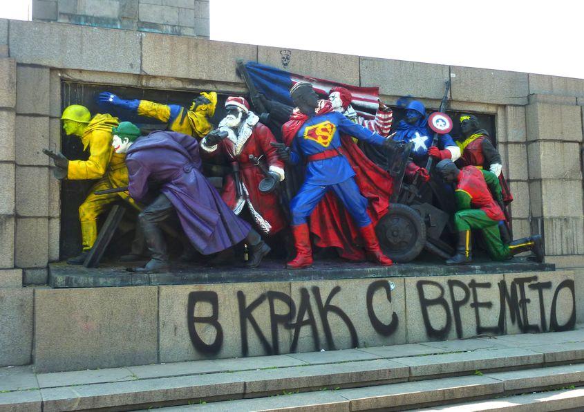 Scandalul din 2011, când Monumentul Armatei Sovietice din Sofia a fost repictat de artiști ca personaje din benzile Marvel și cultura pop americană.
