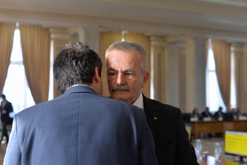 Șerban Valeca, sfătuit de Mihnea Costoiu.