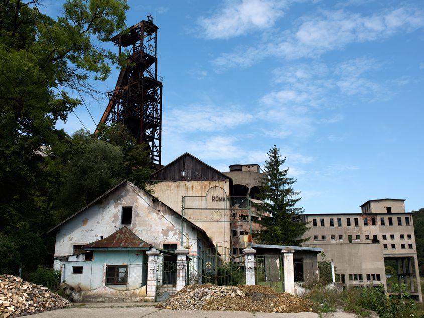 Puțul 1 al minei din Anina, în 2016. Este închis și se transformă încet în ruine. Foto: Raul Ștef