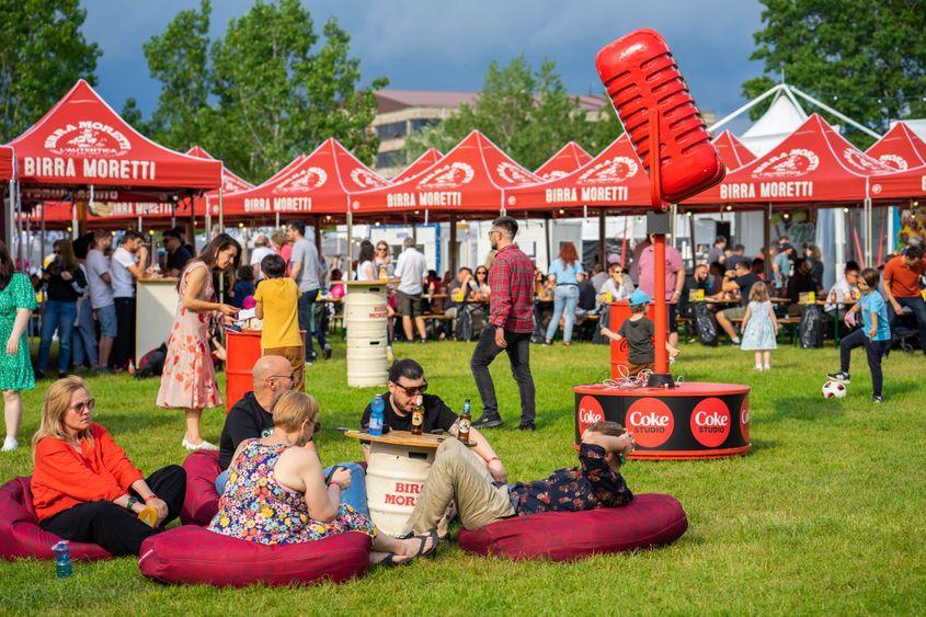 „BurgerFest este acest melanj de arome, oameni happy și muzici bune într-o zonă cu iarbă verde din mijlocul orașului.” Foto: Facebook BurgerFest