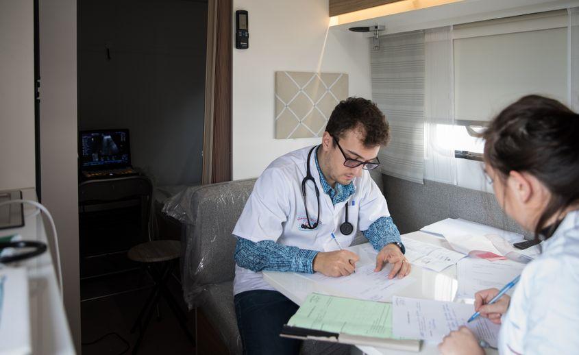 Vlad Berbecar în cabinetul mobil în care consultă. Foto: arhiva personală