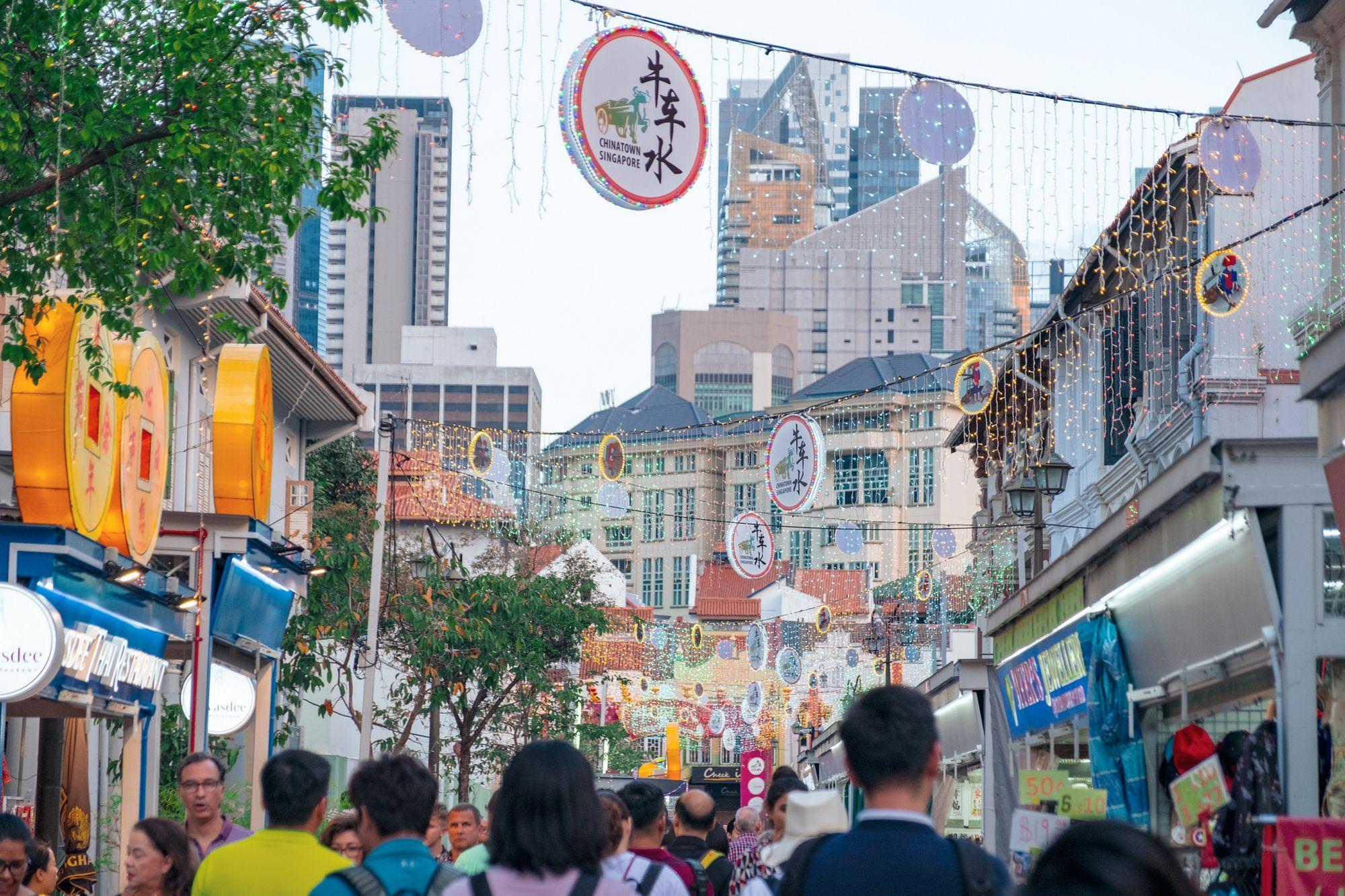 S-a demolat masiv în Singapore pentru a face loc cartierelor rezidențiale, dar clădirile cu valoare arhitecturală au fost păstrate. Foto: <a target="_blank" href="https://www.dreamstime.com/dekdoiz_info">Klanarong Chitmung</a> - <a target="_blank" href="https://www.dreamstime.com/">Dreamstime.com</a>
