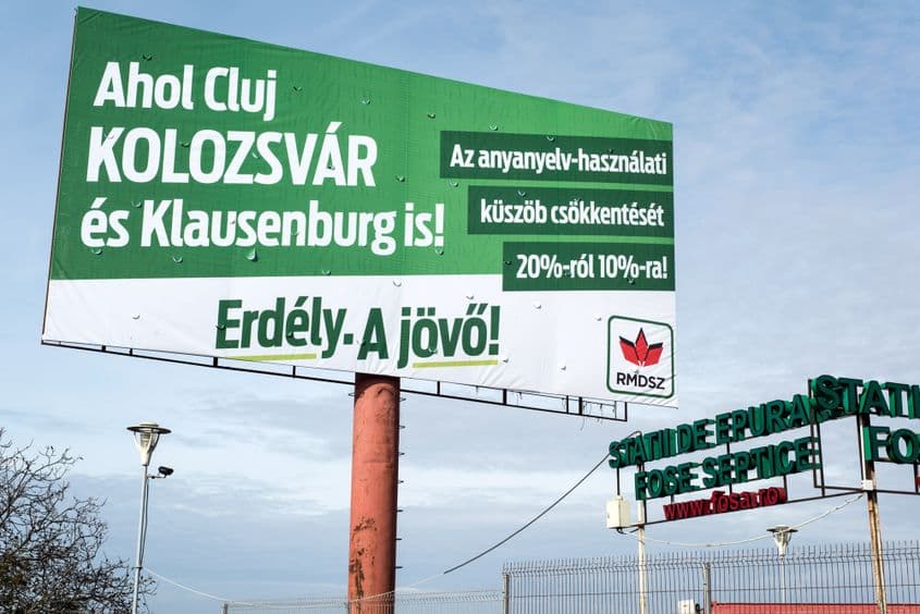 „Unde Clujul e și Kolozsvár, și Klausenburg. Scăderea pragului necesar pentru inscripții bilingve de la 20% la 10%. Ardealul. E viitorul!”, spune alt banner asumat de UDMR pentru 2016. Foto: Raul Ștef
