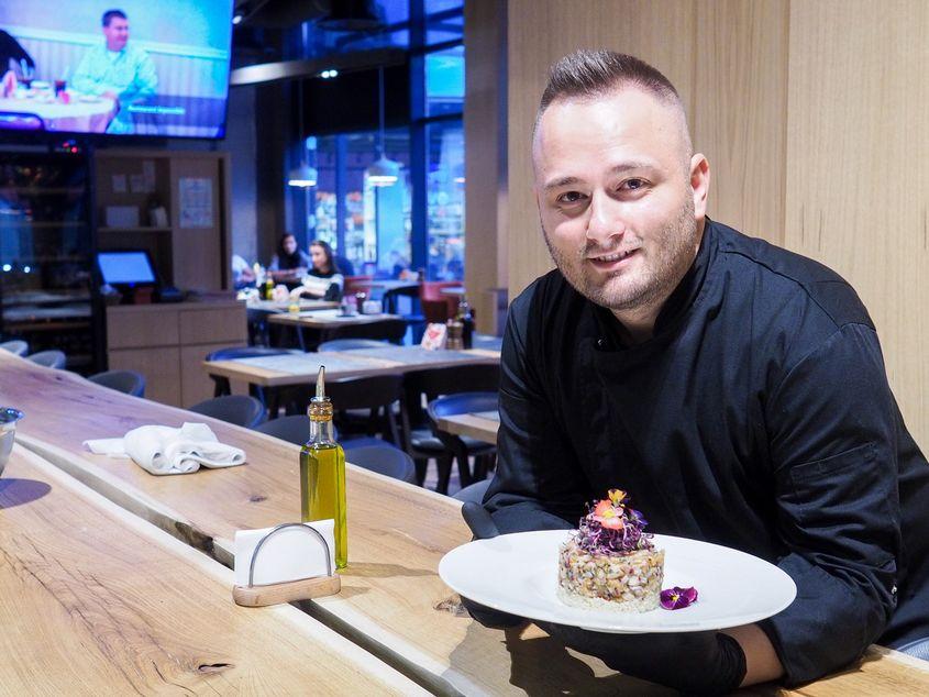 Elvis Dascălu e bucătar la Marty Cluj. Foto: Raul Ștef