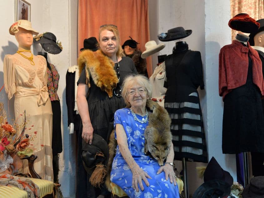 Adina Nanu și fiica ei, Unda Popp, în inima Muzeului modei românești.
Foto: Lucian Muntean