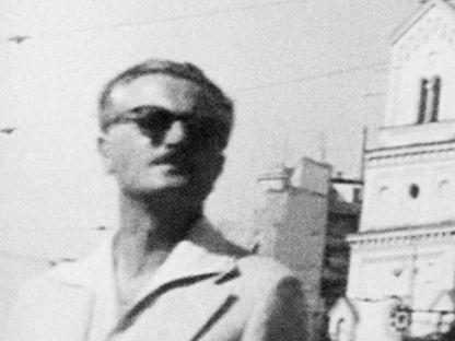 Arsenie Boca, alias obiectivul "Bratu", filat de Securitate în 1962. Fotografie din dosarul său aflat în arhivele CNSAS.