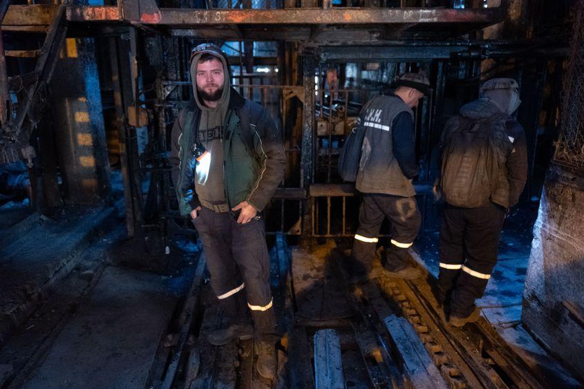 Mineri ieșind din schimbul unu la mina Lonea. Foto: Raul Ștef (c)