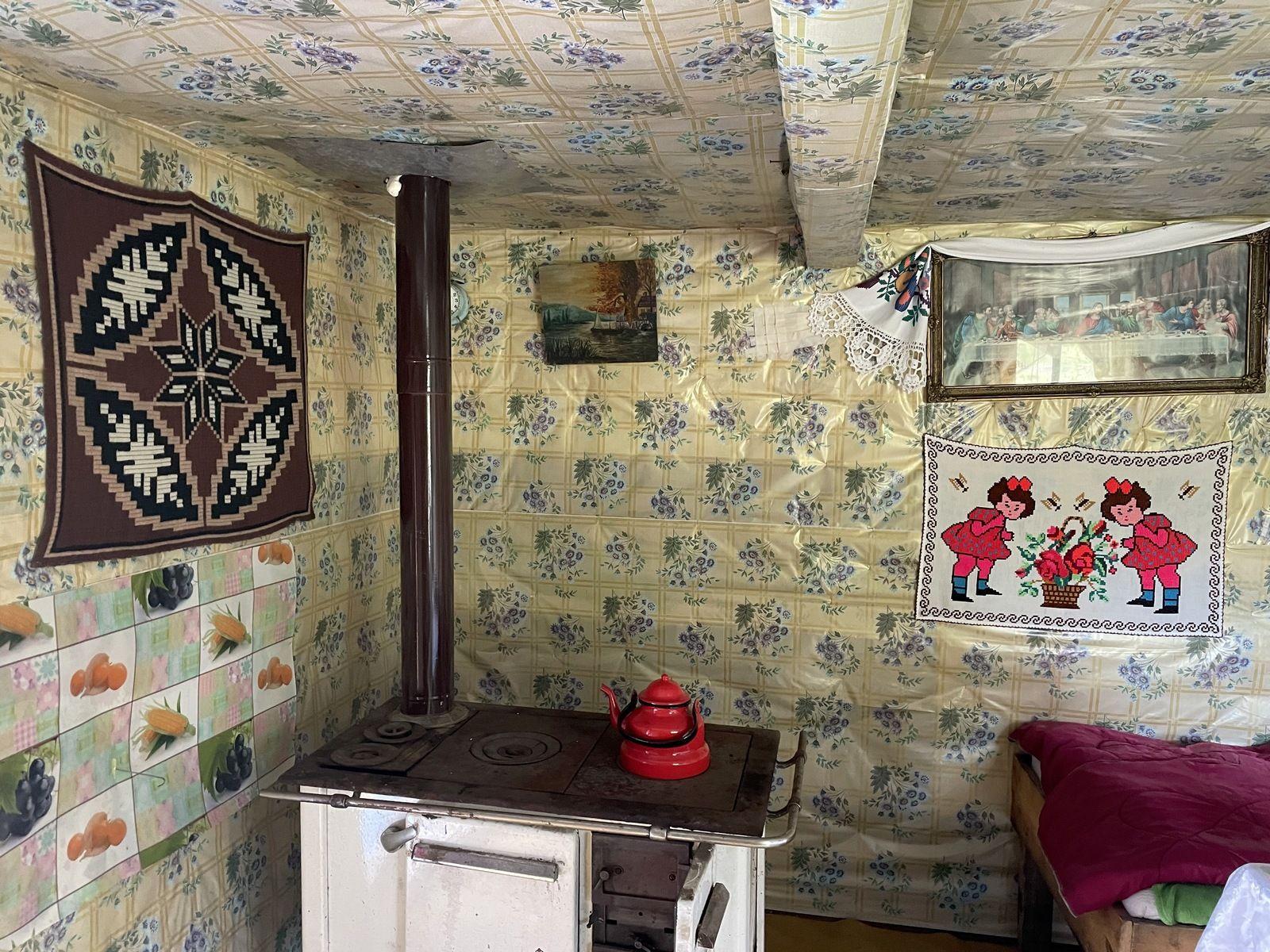 Interiorul colibei cu ceainicul în așteptare.