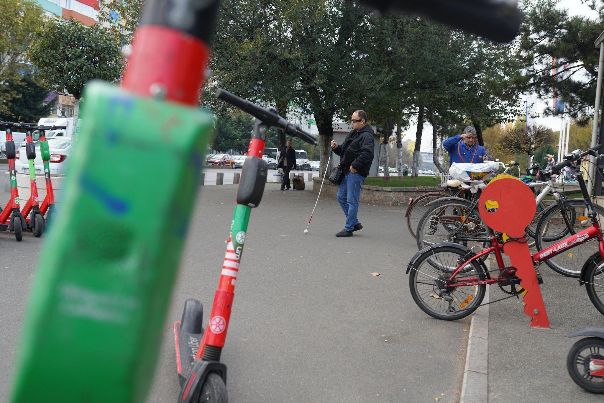 Ionuț, nevăzător, ne arată cât de dificil e să se miște prin București, pe 18 noiembrie 2022. Foto: Andreea Câmpeanu
