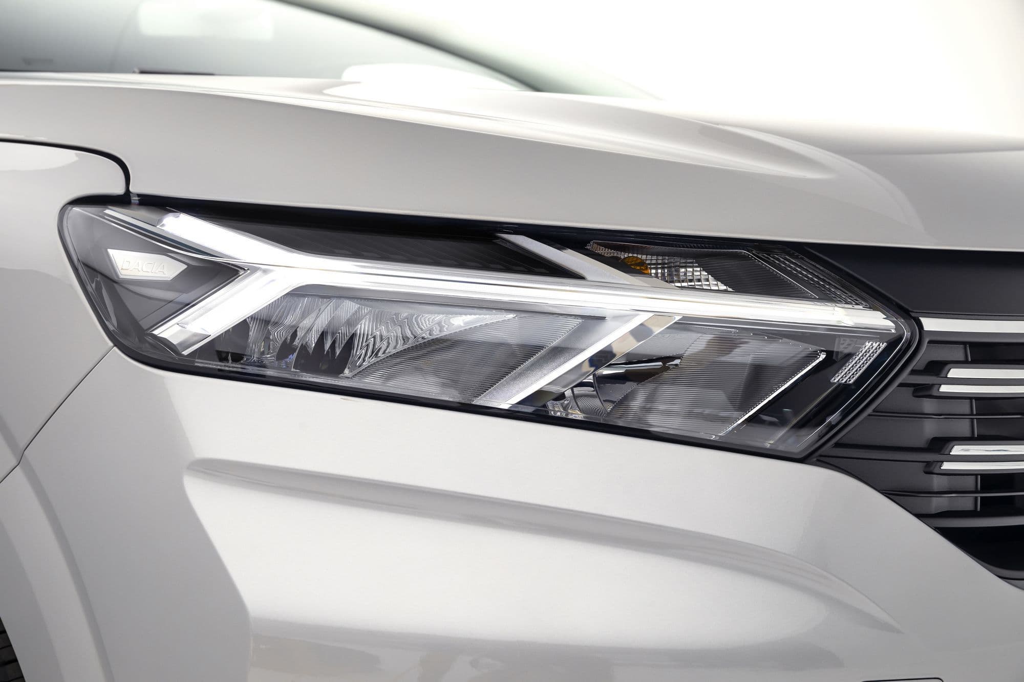 Farurile cu LED în formă de Y vor deveni semnătura specifică Dacia. Cu excepția mărcii Lamborghini, desigur...