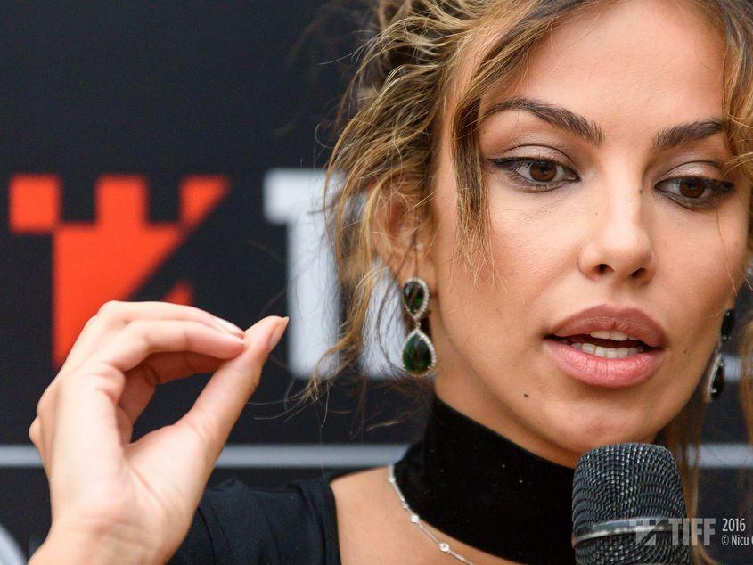 Invitată în premieră la TIFF, Mădălina Ghenea i-a înmânat Sophiei Loren premiul pentru întreaga carieră. Foto: Nicu Cherciu / TIFF