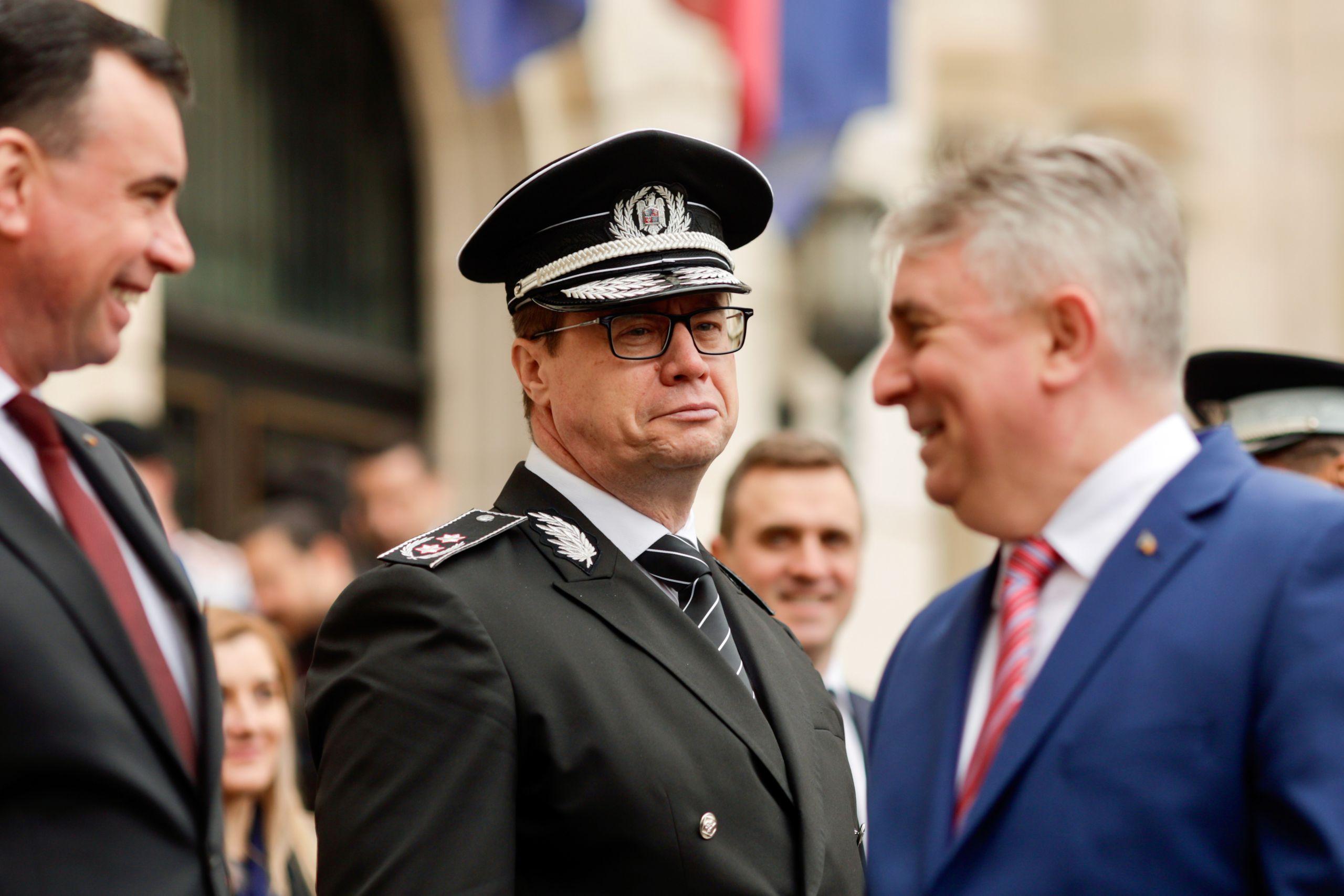 Chestorul Benone Matei a fost numit șef al Poliției Române în mai 2021 de ministrul de Interne Lucian Bode (dreapta). În stânga imaginii, secretarul de stat Bogdan Despescu. Plagiatul acestuia, dezvăluit în 2020 de PressOne, nu a fost nici până astăzi analizat de CNATDCU. FOTO: GEORGE CĂLIN / Inquam Photos