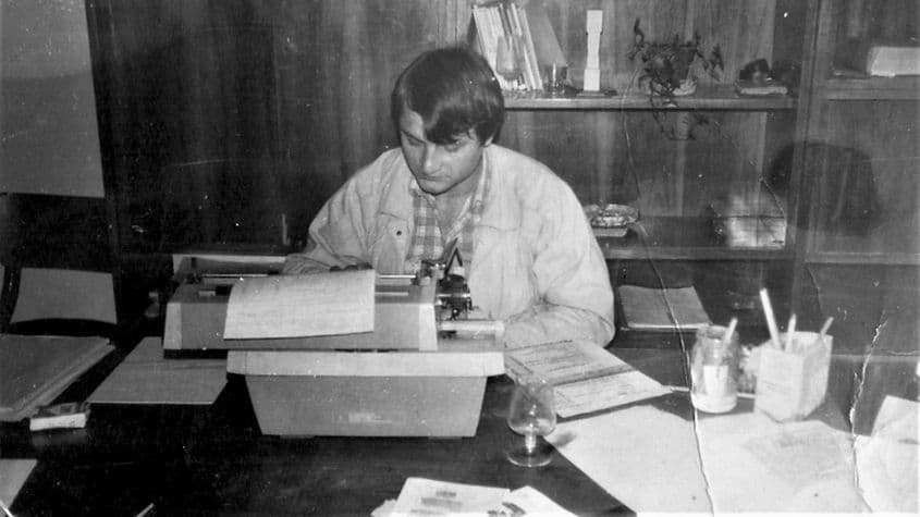 Autorul, în primul an de democrație, proaspăt mutat de la cârciumă la un birou decent