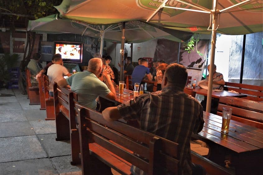 Topit în anonimatul bodegii, titanul nu se vede dintre popândăi